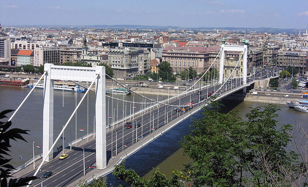 Die heutige Elisabethbrücke (Foto rechts oben: public domain, Foto oben: CC Norbert Aepli)