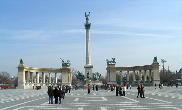 Das Heldendenkmal auf dem Heldenplatz (Foto rechts oben: CC Civertan Grafikai Stúdió, Foto oben: CC valyag)