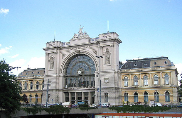 Das markante Kopfgebäude des Keleti pu in Budapest (Foto rechts oben: CC urengur, Foto oben: CC AlanFord)