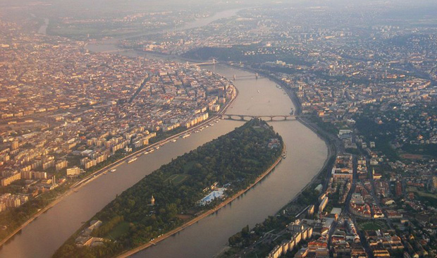 Blick auf die Margareteninsel in Budapest (Foto rechts oben: CC Darkone, Foto oben: CC Brendel Matyasi)