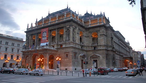 Ungarische Staatsoper Budapest (Foto rechts oben: CC PDXdj, Foto oben: CC Chad K)