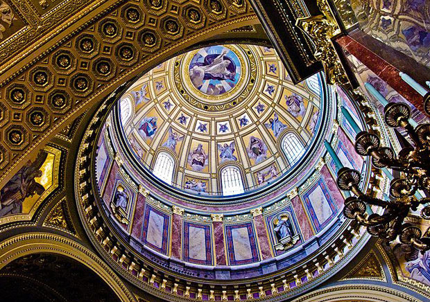 Blick in die Kuppel der St.-Stephans-Basilika (Foto oben rechts: CC Civertan Grafikai Stúdió; Foto unten: CC Roy Grundeken)
