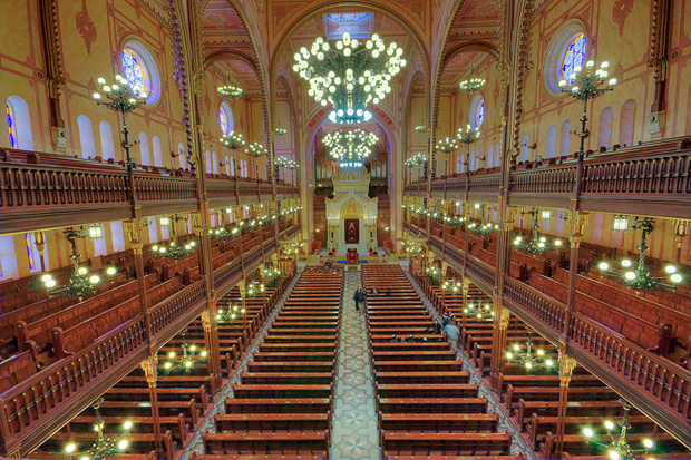 Blick in den Innenraum der Großen Synagoge (Foto: CC Neer Ildikó, oben rechts: CC OsvátA)