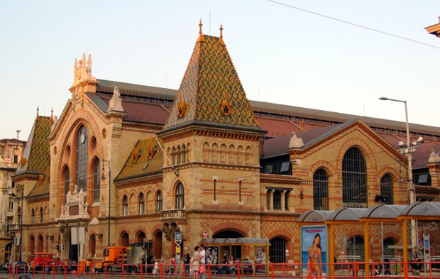 Das markante Gebäude der Markthalle (beide Fotos: CC Andreas Pöschek, fotografikus.hu)